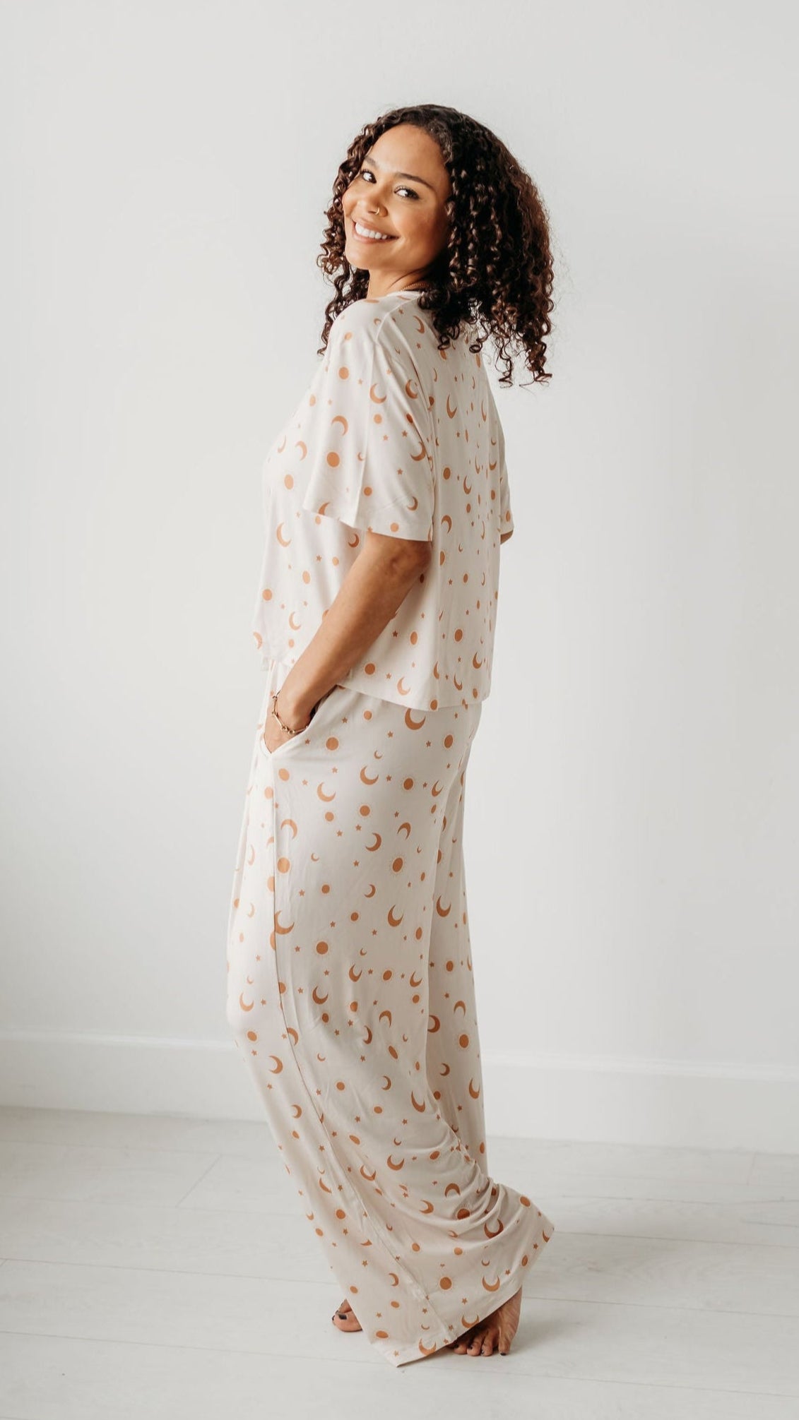 Women's T-Shirt and Pants Set In Suns