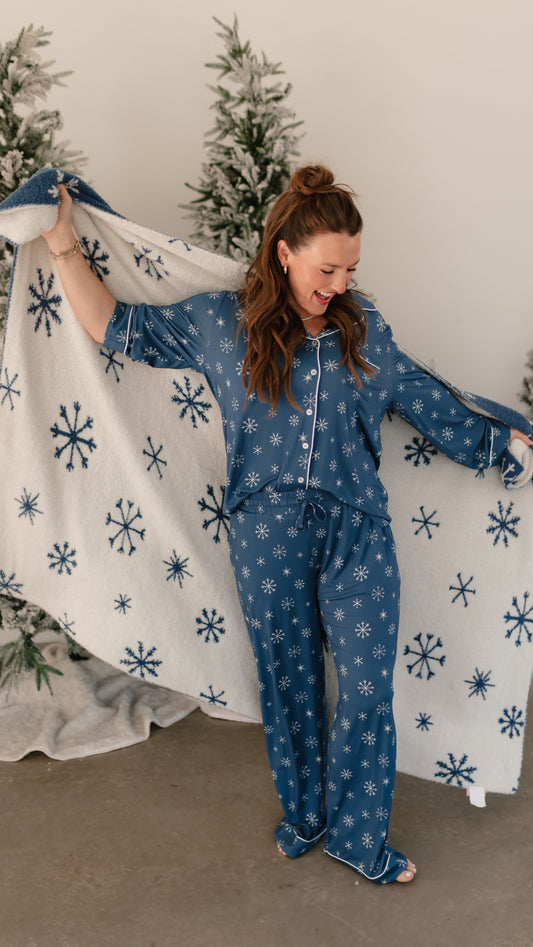 Youth Plush Throw Blanket in Snowflakes