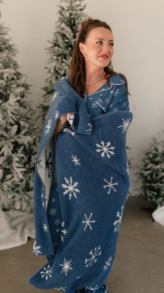 Youth Plush Throw Blanket in Snowflakes