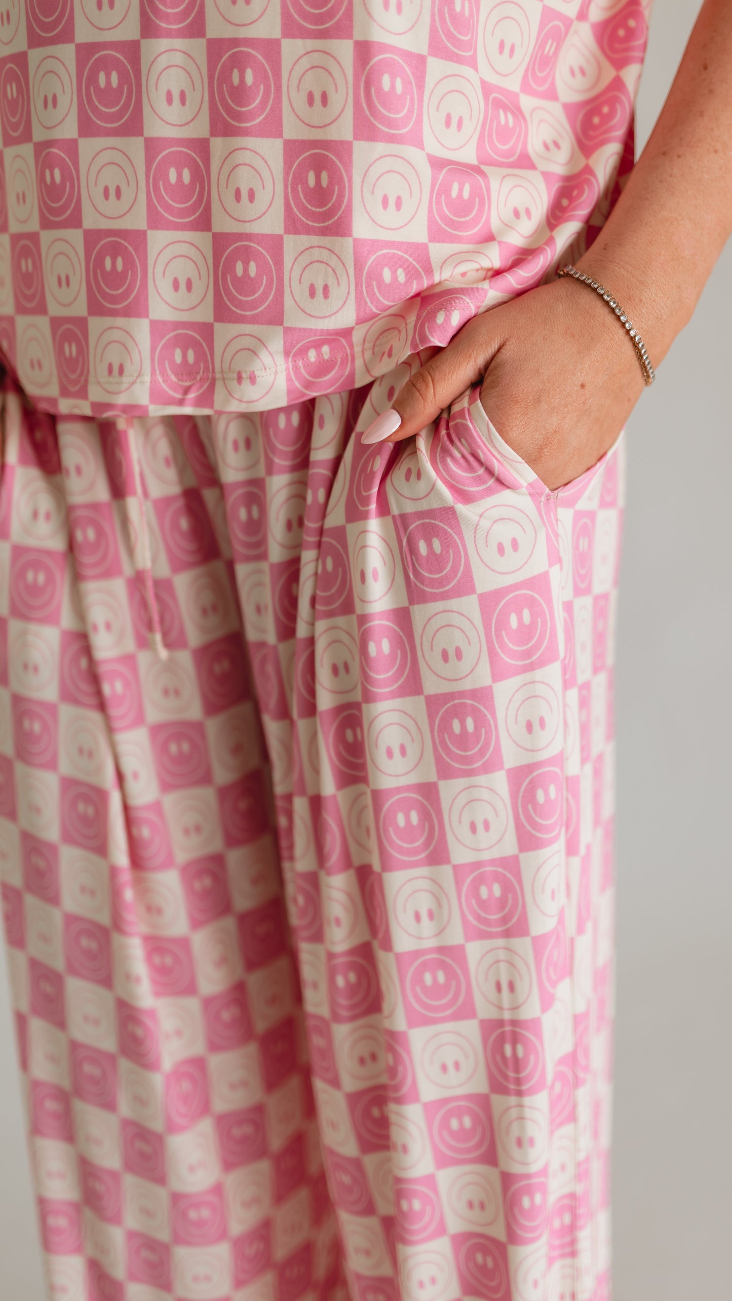 Women's T-Shirt and Pants Set in Checkered Smileys