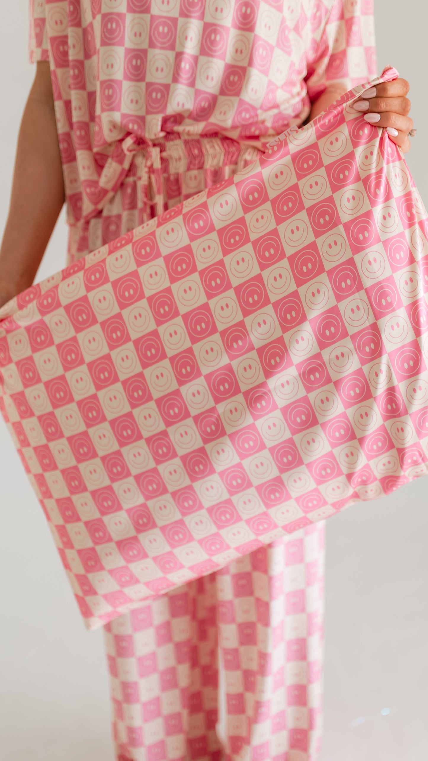 Satin Pillowcase in Checkered Smileys