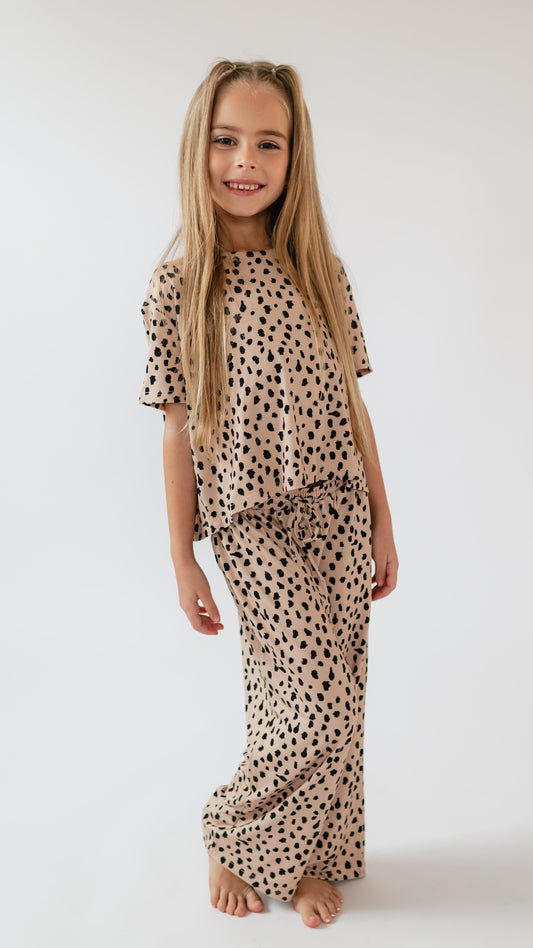 Girl's T-Shirt and Pants Set in Brown Cheetah