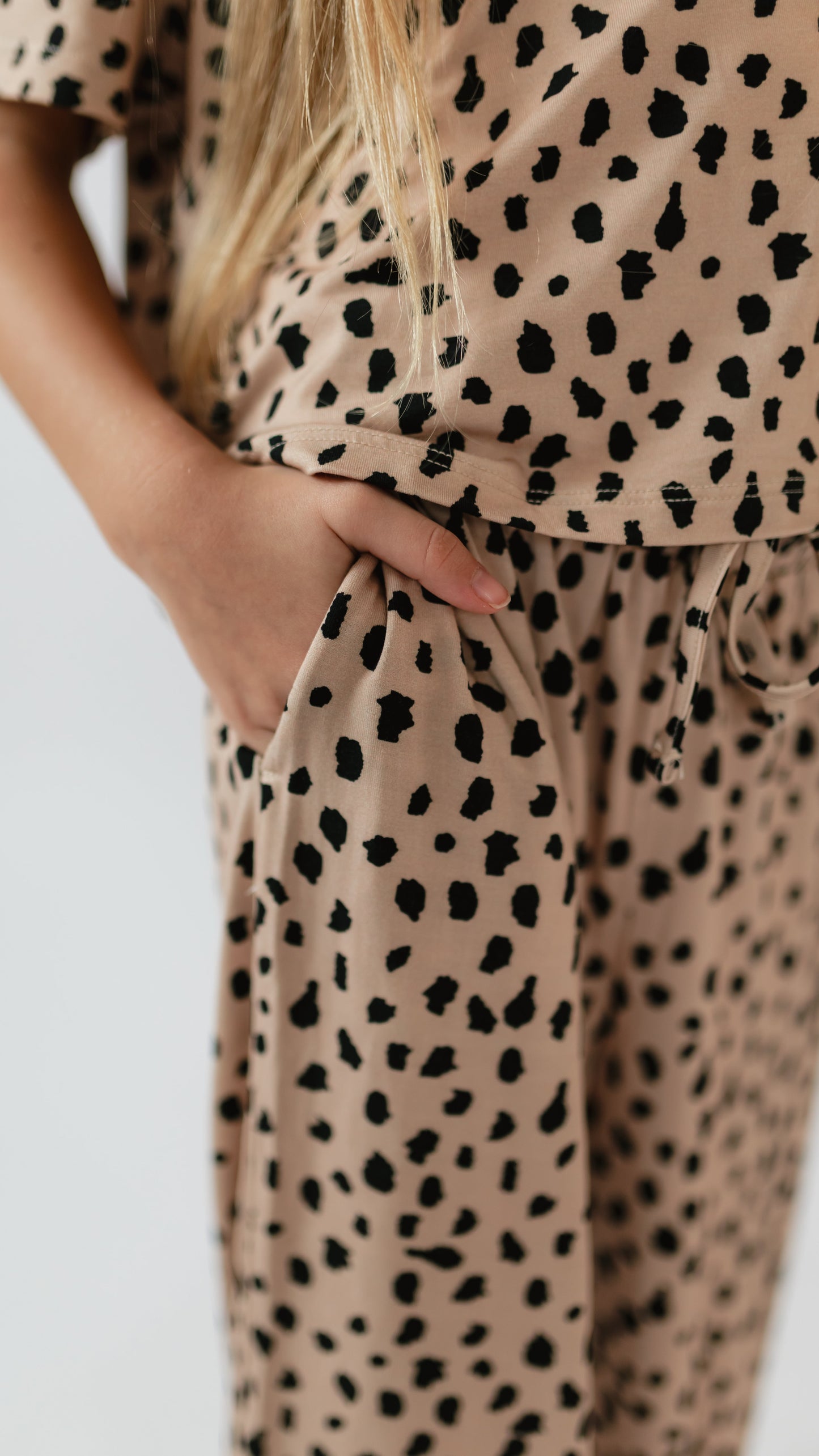 Girl's T-Shirt and Pants Set in Brown Cheetah