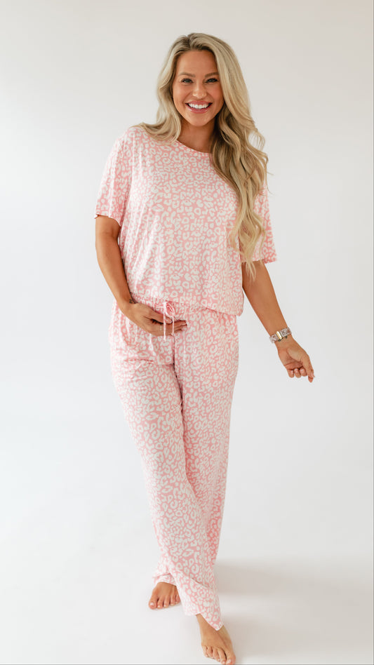 Women's T-Shirt and Pants Set in Pink Leopard