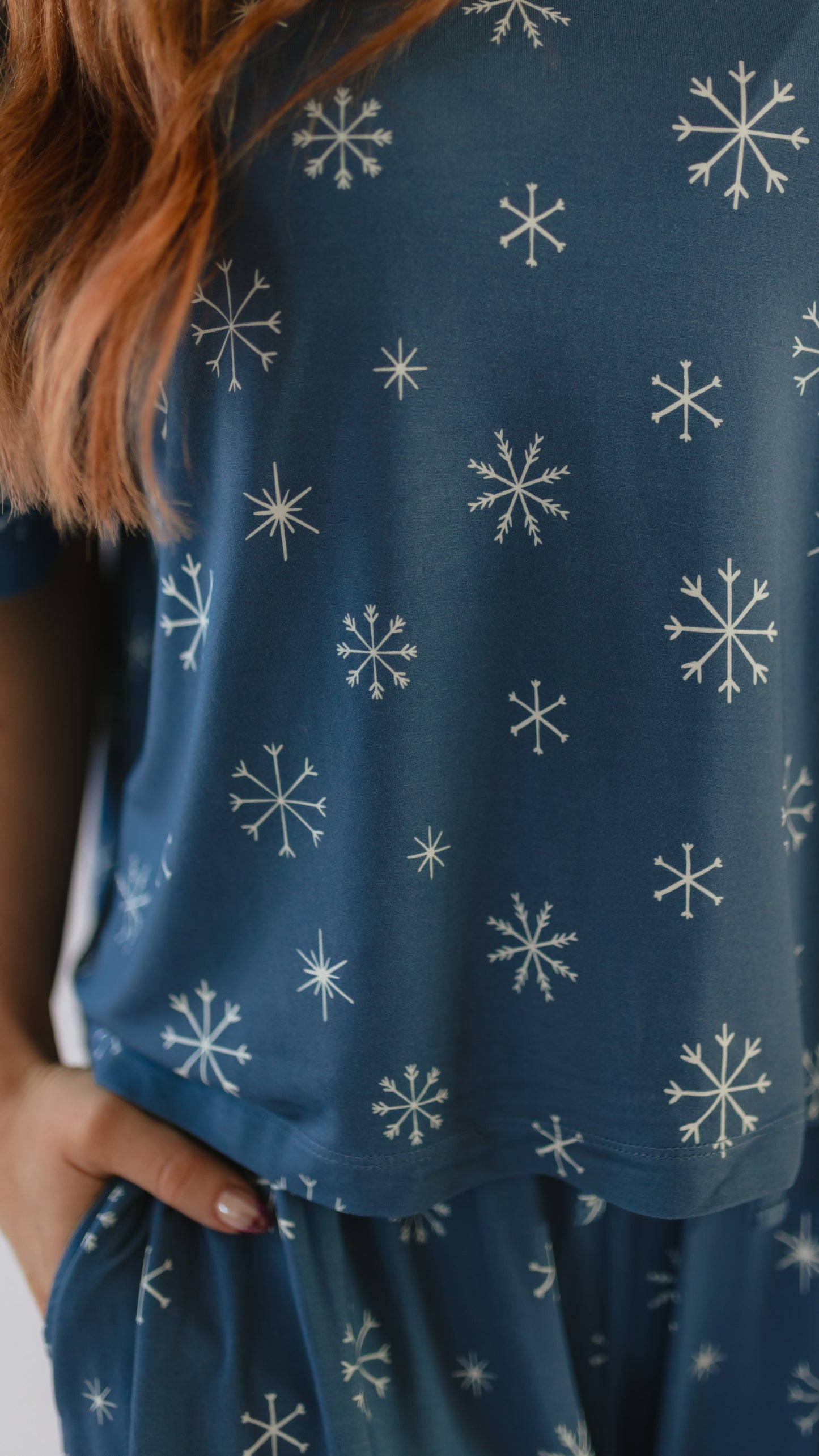 Women's T-Shirt and Pants Set in Snowflakes