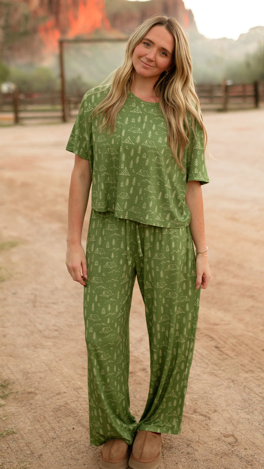 Women's T-Shirt and Pants Set in Starry Pines