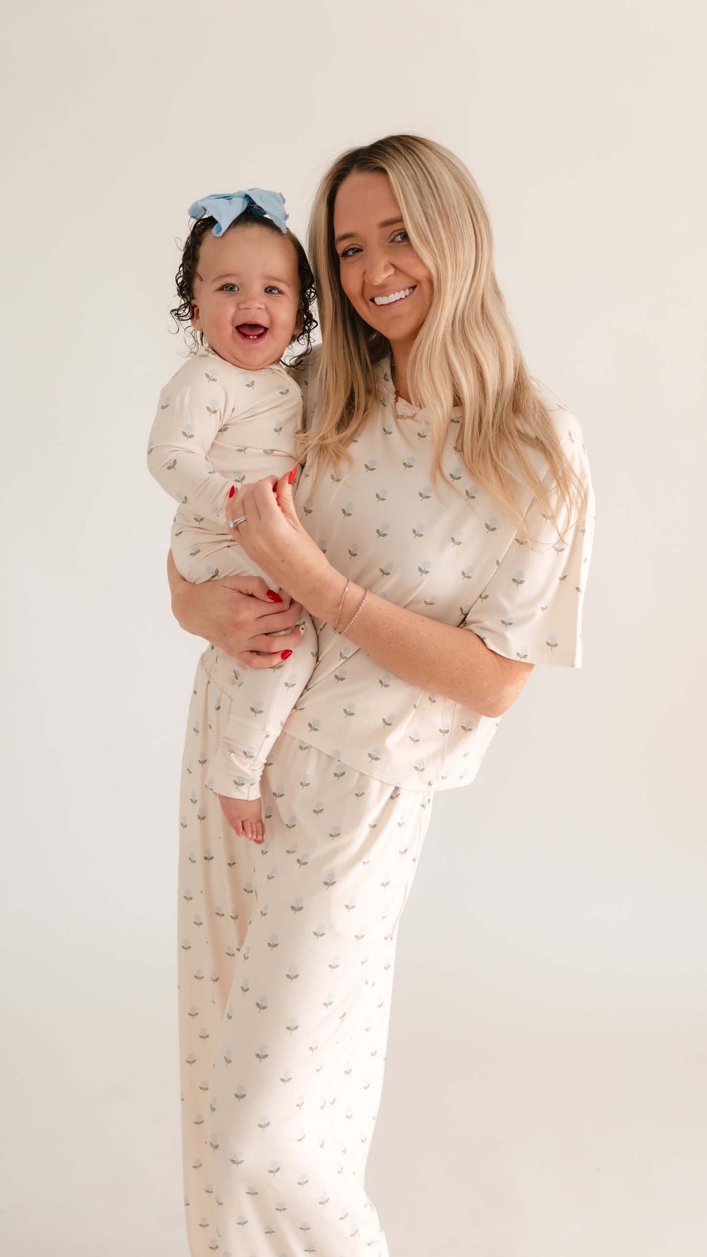 Women's T-Shirt and Pants Set in Hydrangea Dream