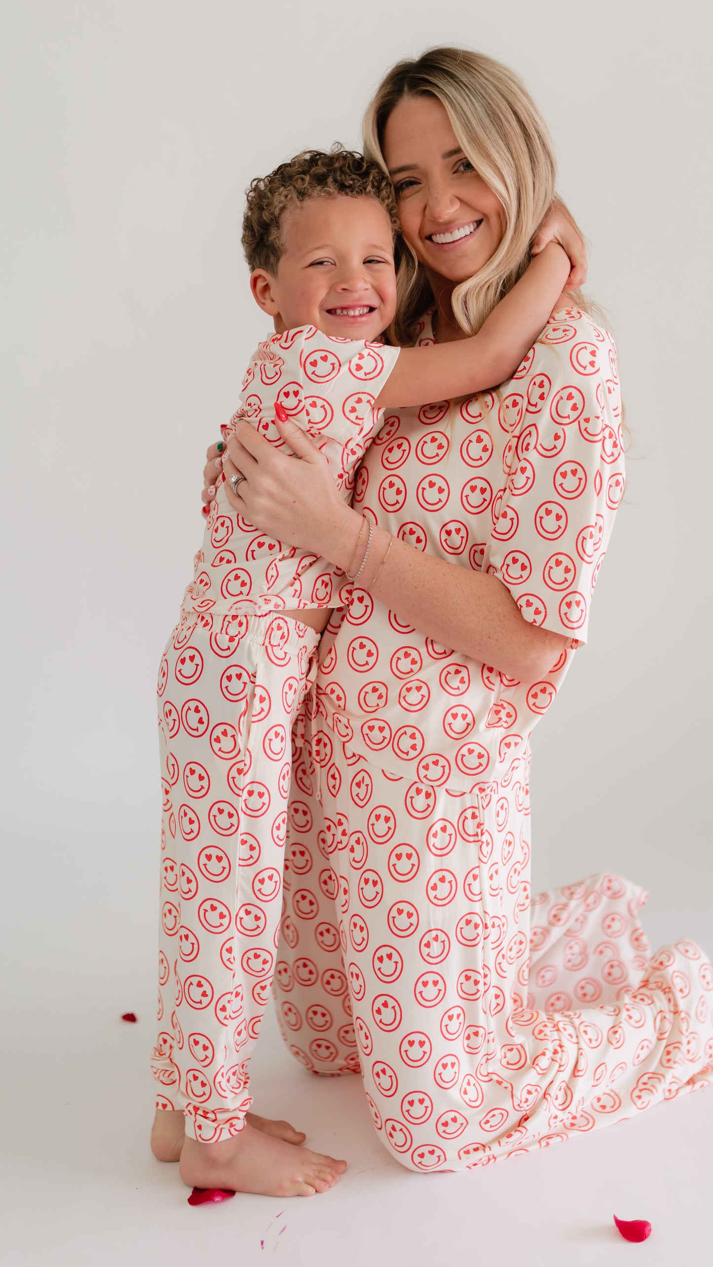 Women's T-Shirt and Pants Set in Heart Smileys