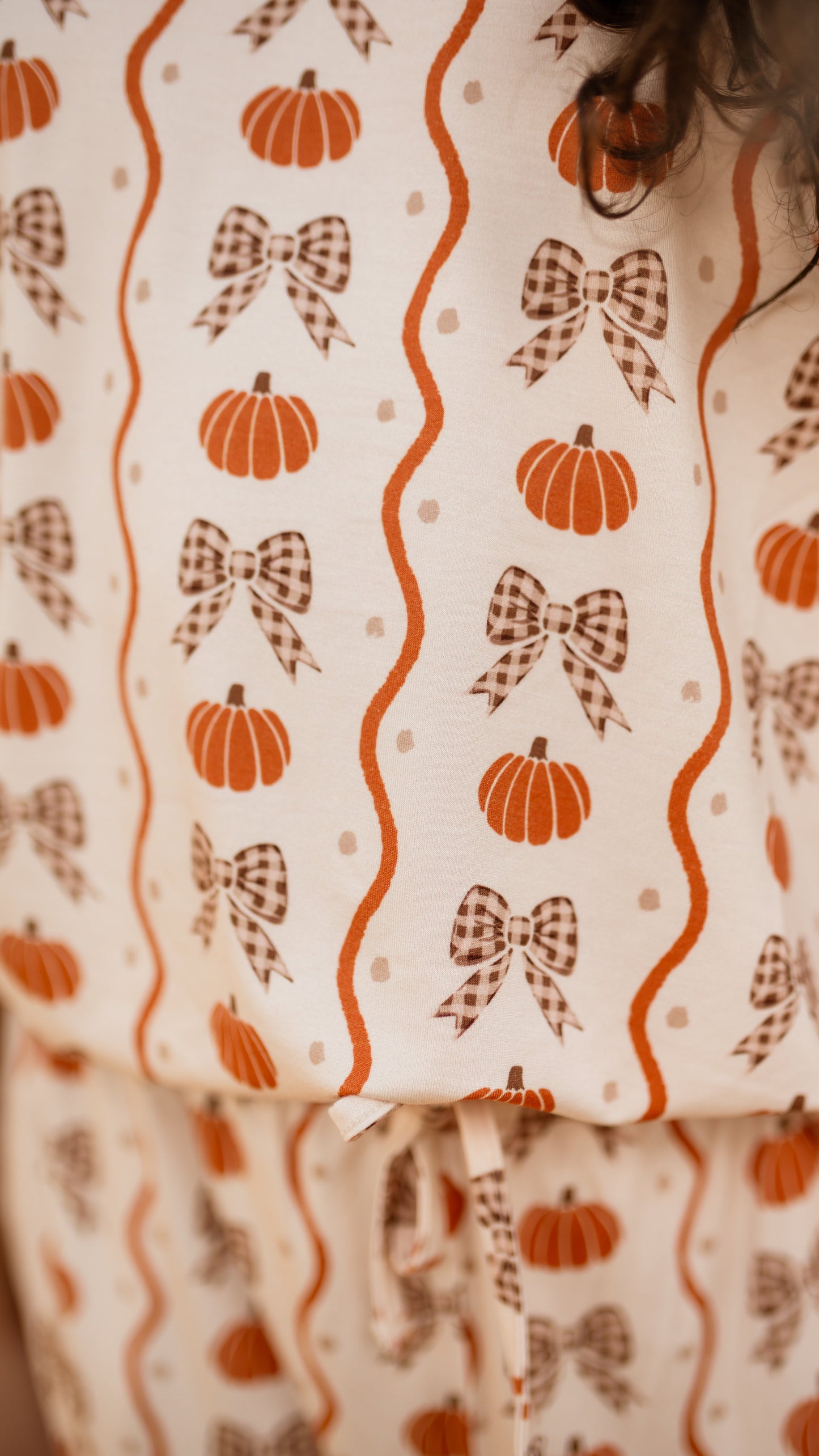 Girl's T-Shirt and Pants Set in Bows and Pumpkins