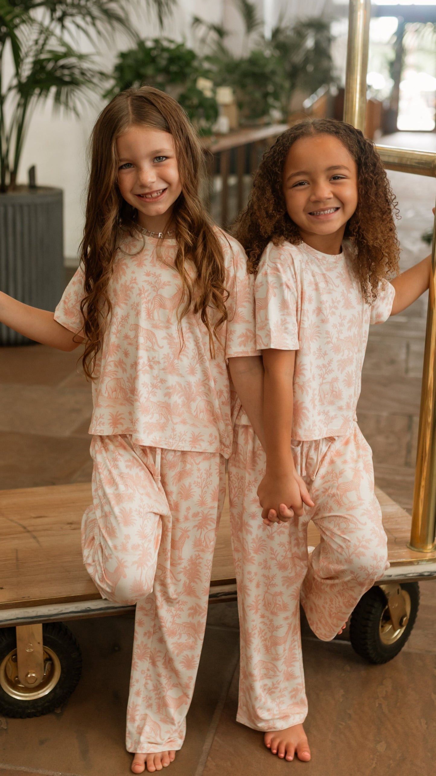 Girl's T-shirt and Pants Set in Pink Safari