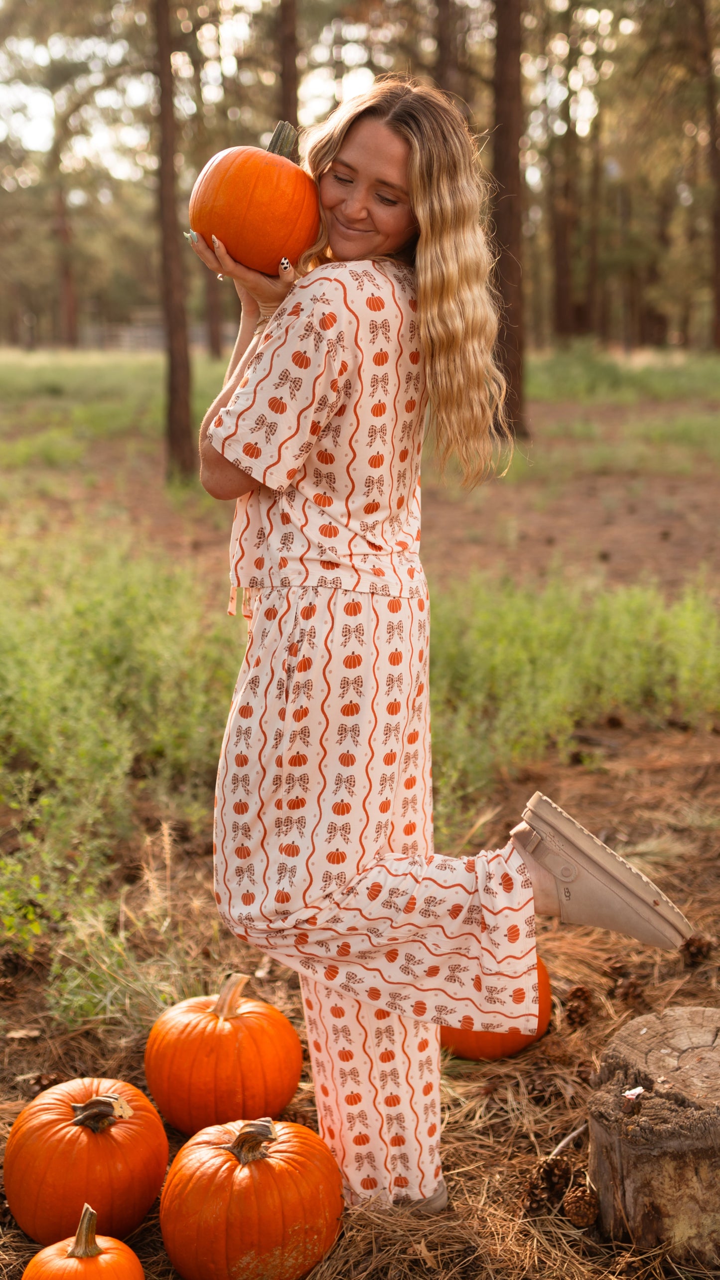 Women's T-Shirt and Pants Set in Bows and Pumpkins